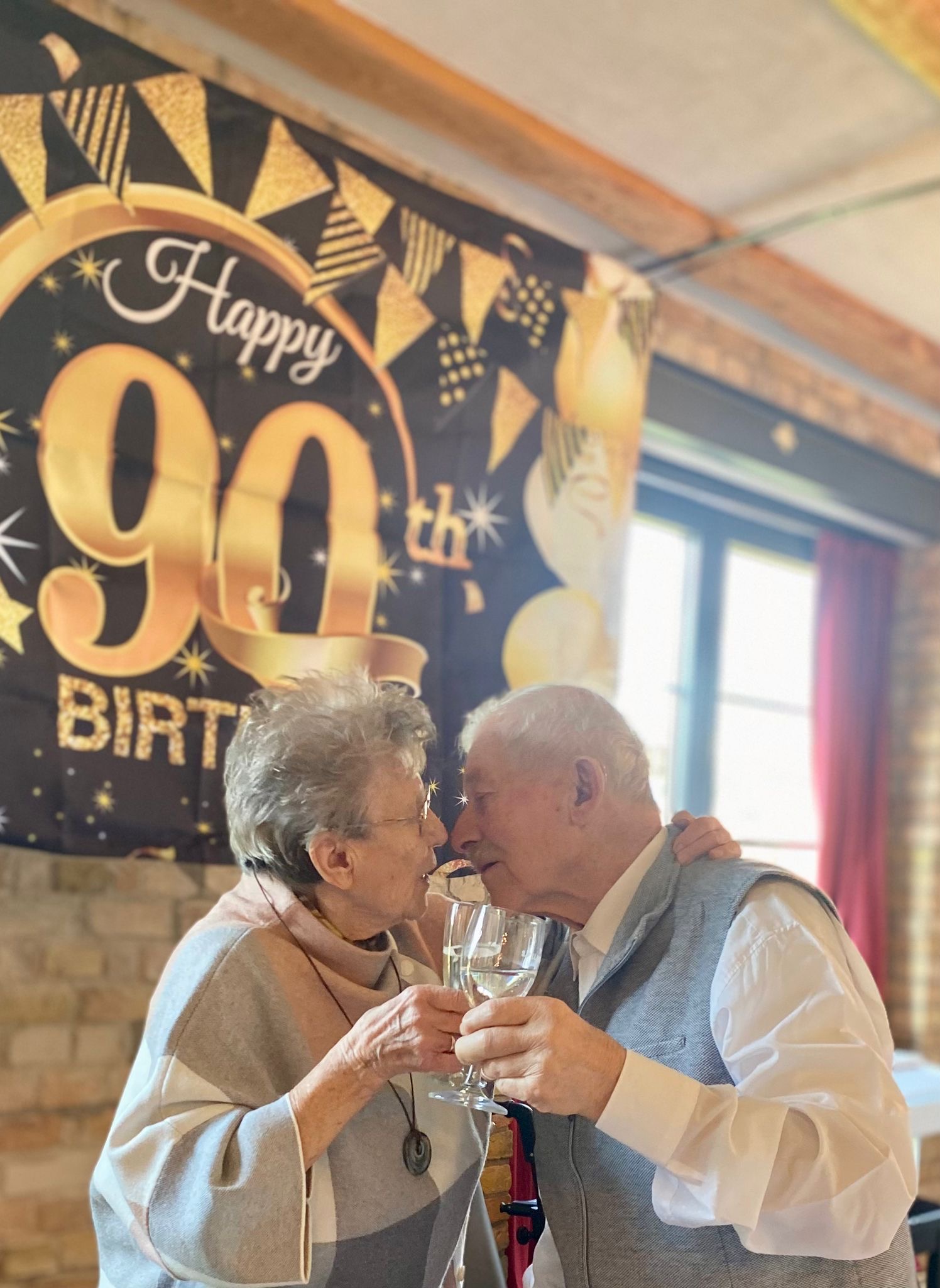 Werner und Mami - Kuss beim 90. Geburtstag