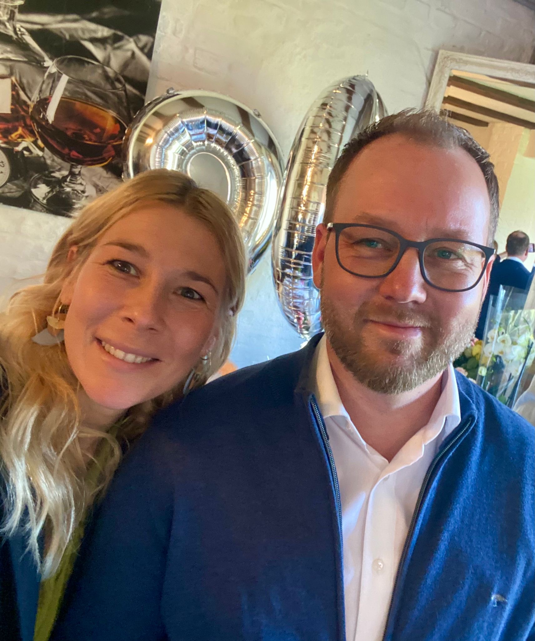 Junges Paar bei der Feier