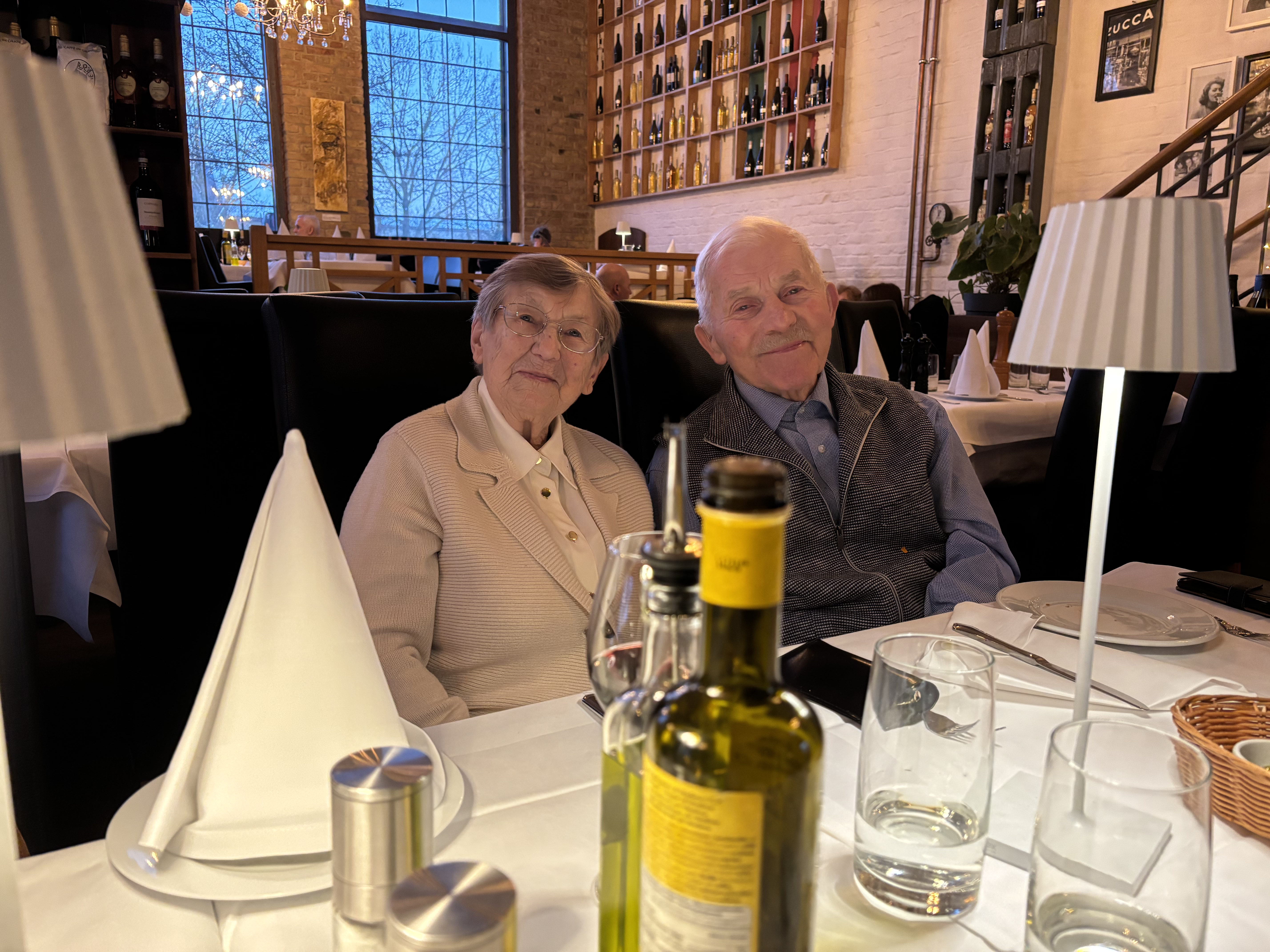 Werner und Mami im Restaurant