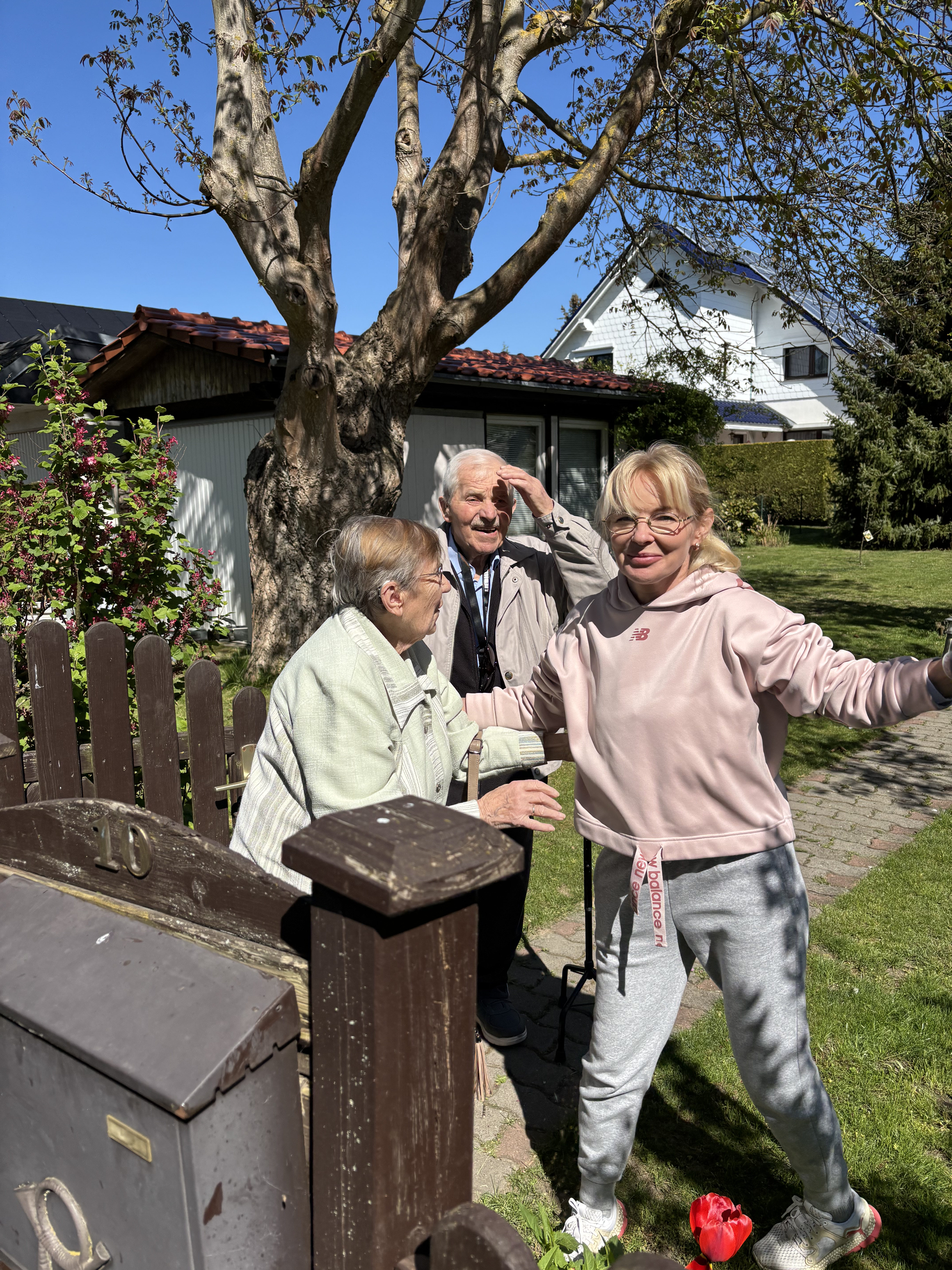 Werner, Mami und Familie am Zaun