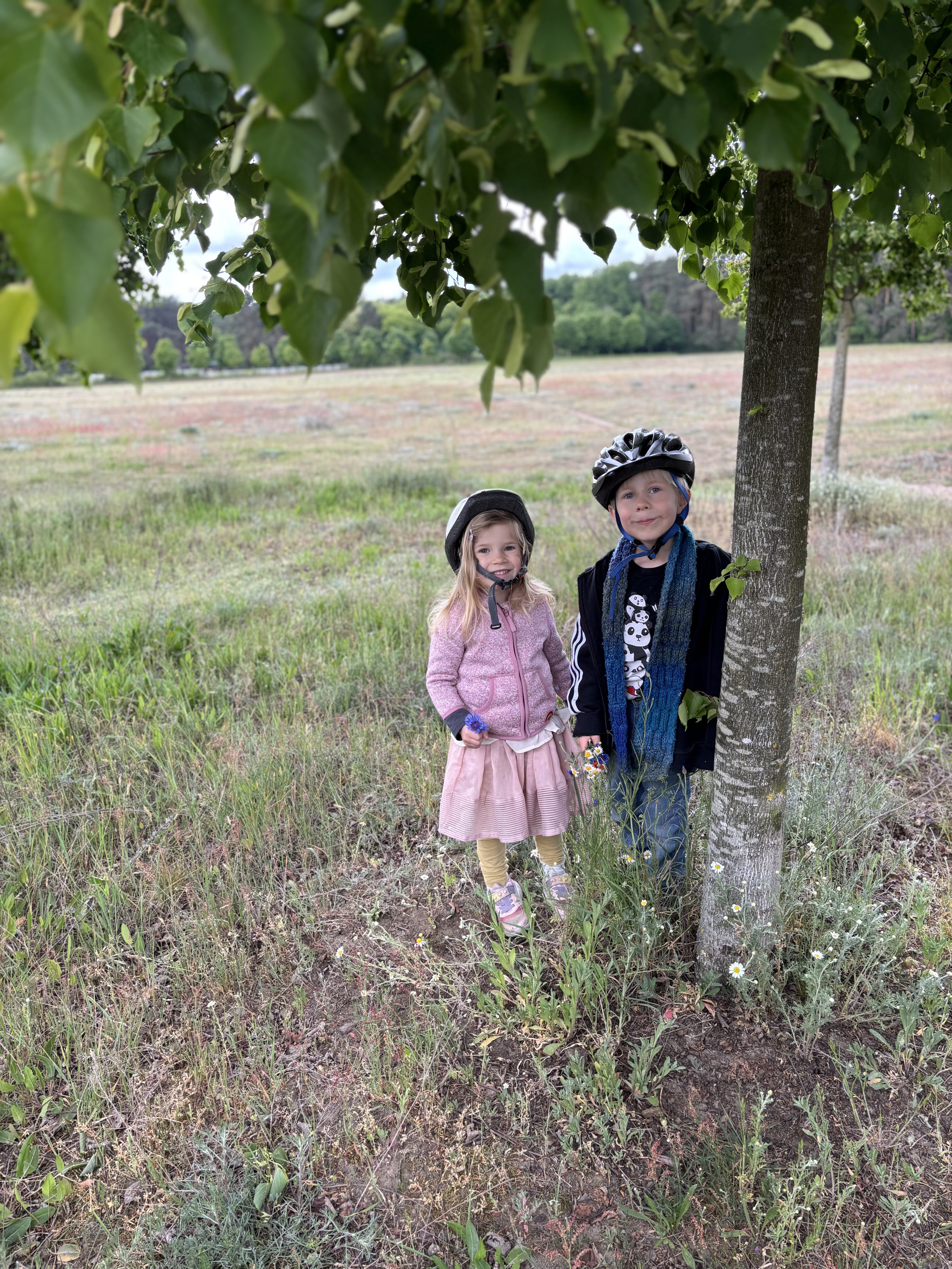Zwei Kinder unter dem Baum