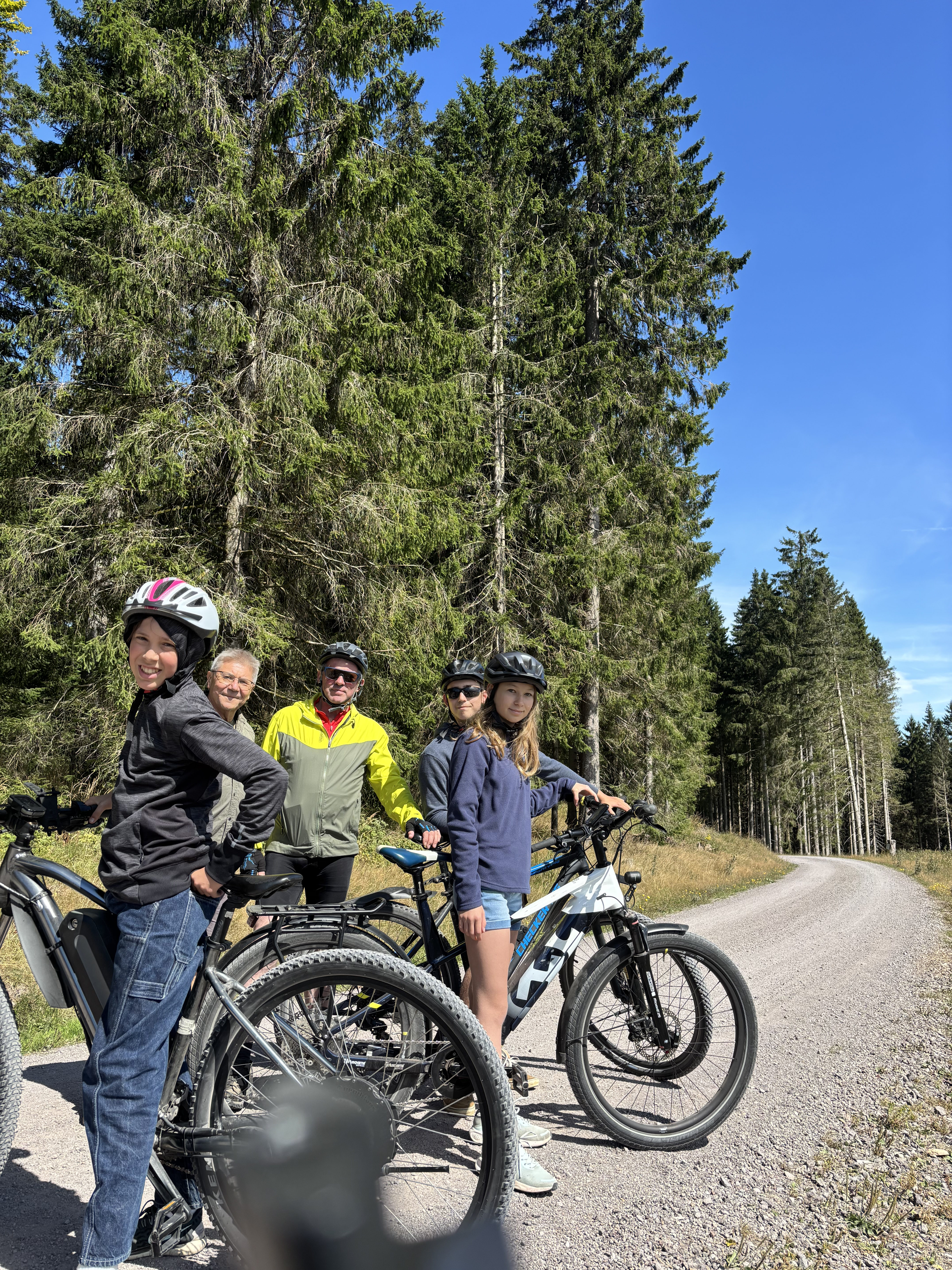 Familie auf Fahrr&auml;dern