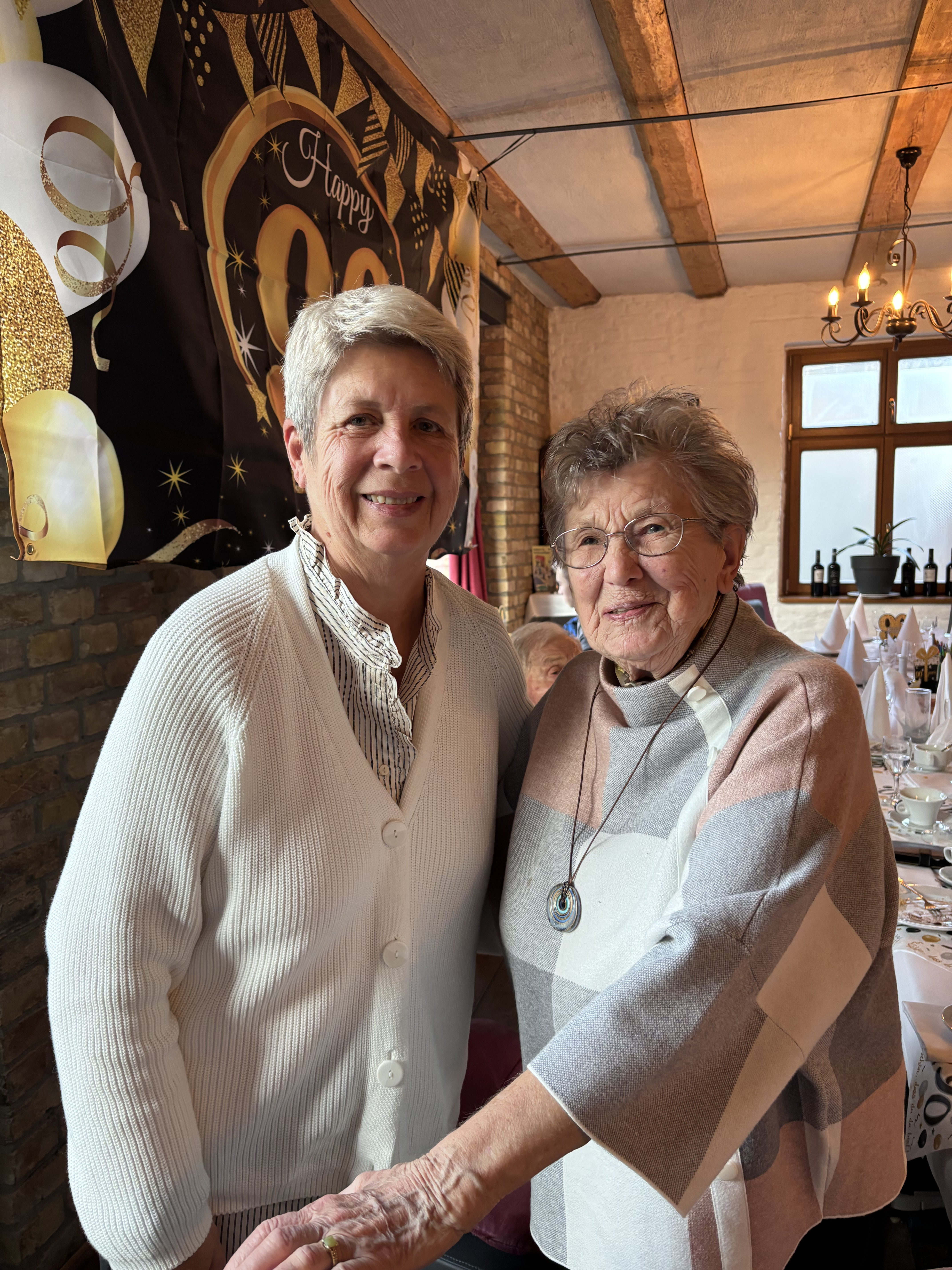 Mami mit Freundin bei Feier