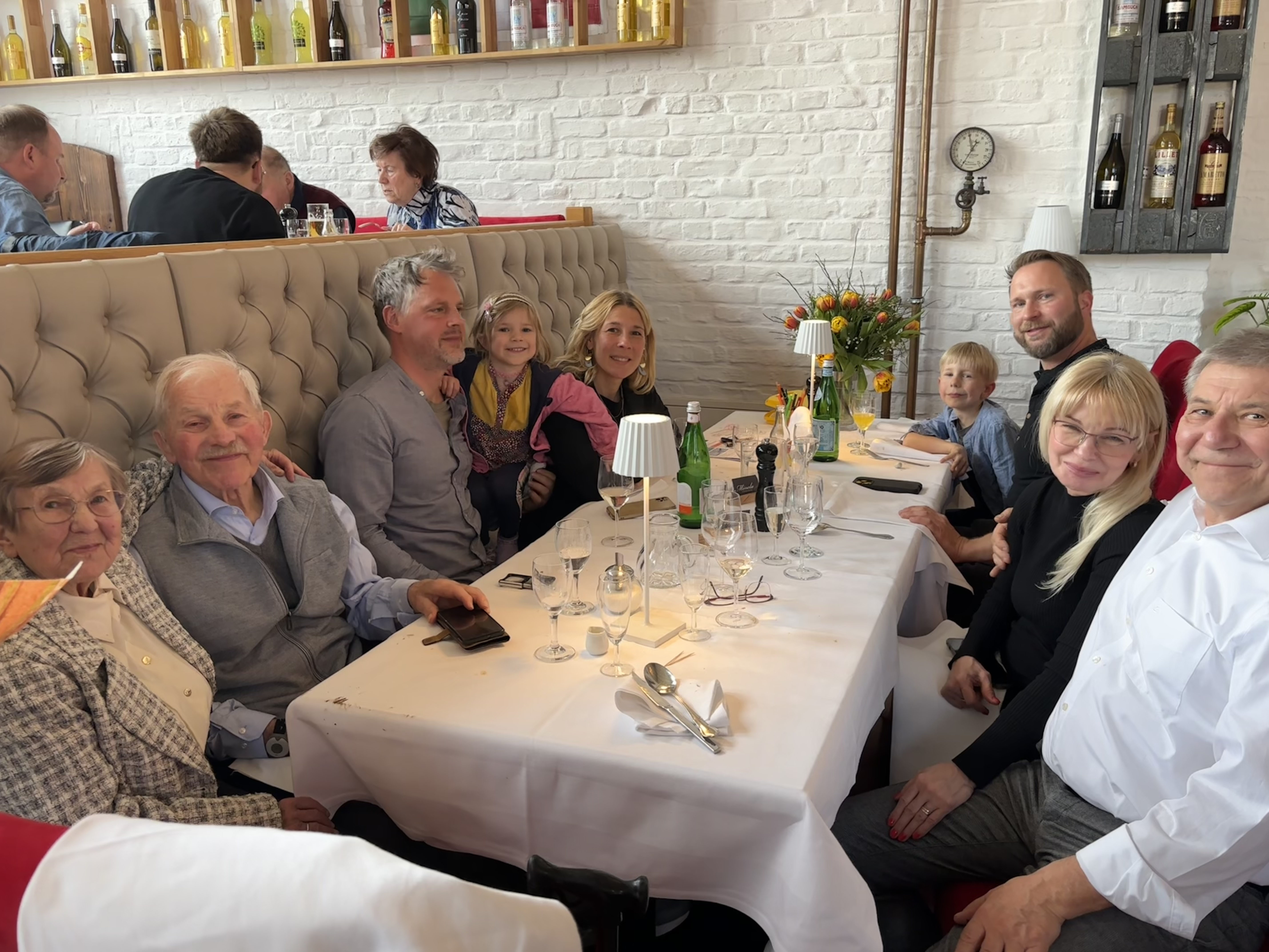 Familie am Tisch